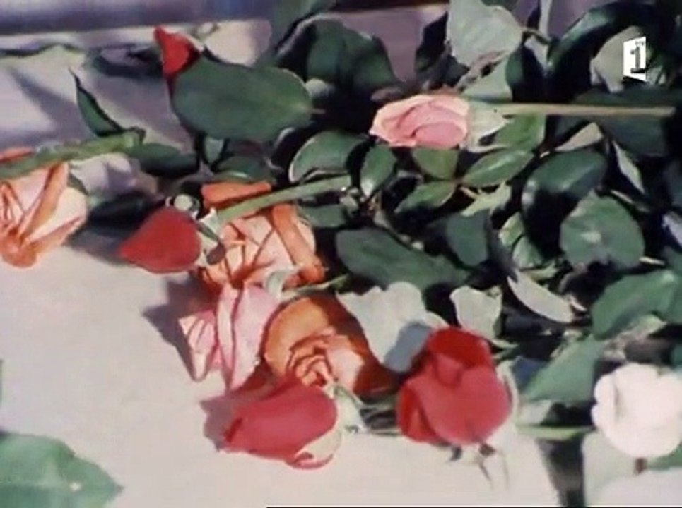 POISSONS ET COURONNES DE FLEURS