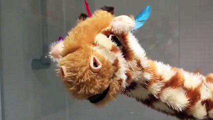 Geraldine the Giraffe learns the /th/ sound