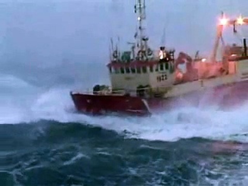 BARCO SALTANDO VARIOS METROS TRAYENDO EL PESCADO