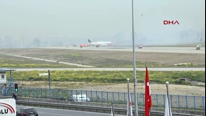 Yolcu uçağının motoru alev aldı