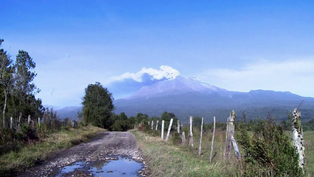 Chili: les cendres du volcan Calbuco atteignent les pays voisins