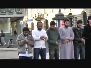 Muslim Prays on the Street: A Powerful Moment of Faith 🙏