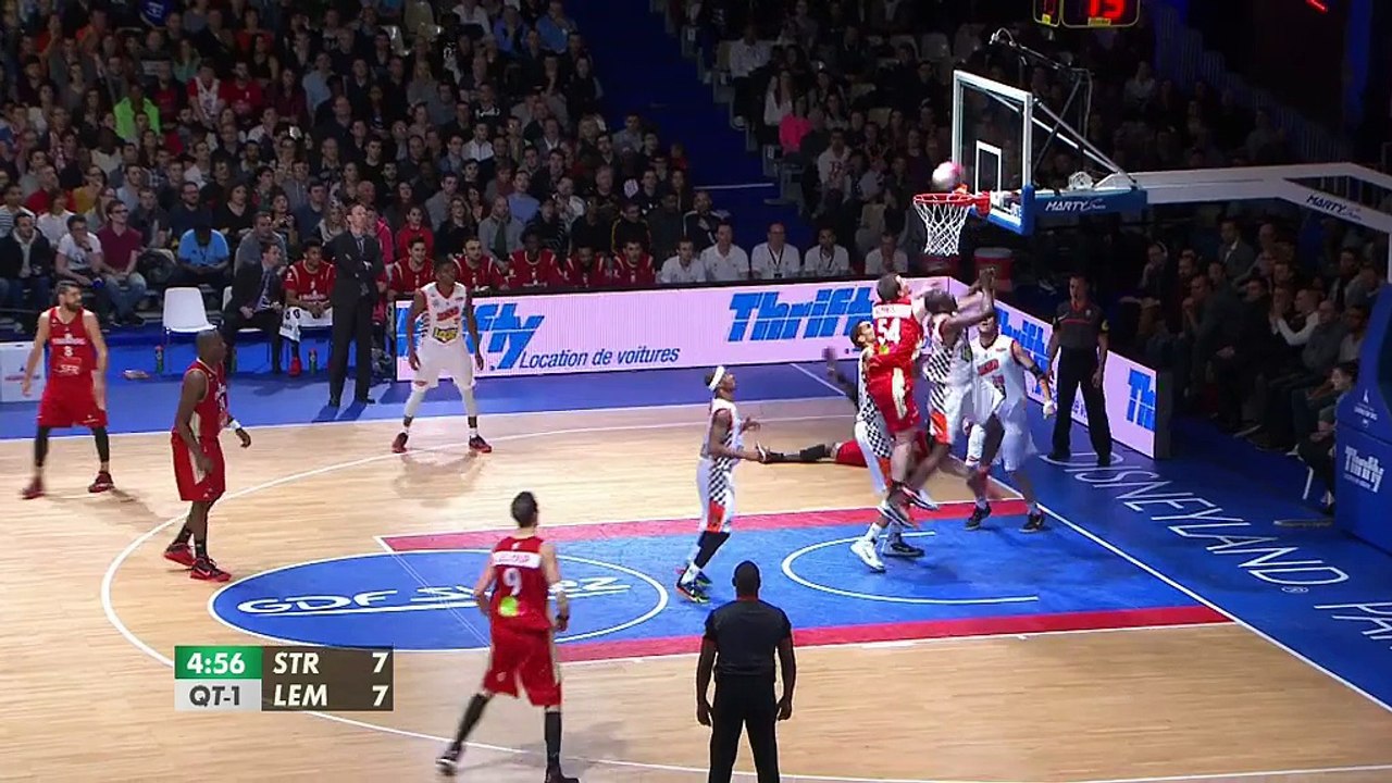 Le dunk arrière de Shy Ely durant la Leaders Cup