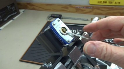 Ouvrir un cadenas Master avec une boite de nourriture pour chat!