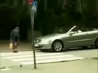 Une mamie déclenche l'airbag d'une Mercedes !