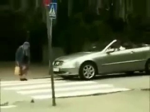 Une mamie déclenche l'airbag d'une Mercedes !