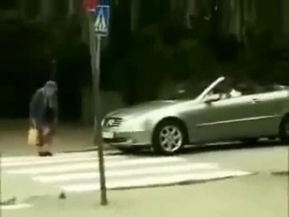 Une mamie déclenche l'airbag d'une Mercedes !