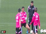 Jogadores do Real se divertem com canetas em treino