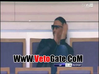 "إبراهيموفيتش"يصفق لزملائه بعد الفوز على ليل بنصف دسته