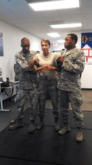 Cette jeune militaire teste le tazer et s'agrippe à son camarade