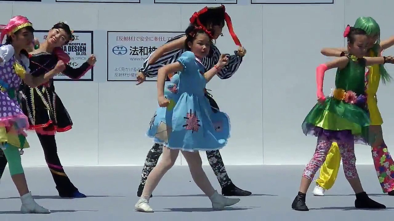 カラフルな衣装で踊る、かわいい小中学生JC