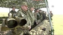 Ukrayna Devlet Başkanı Petro Poroşenko, Askeri Tatbikatı İzledi