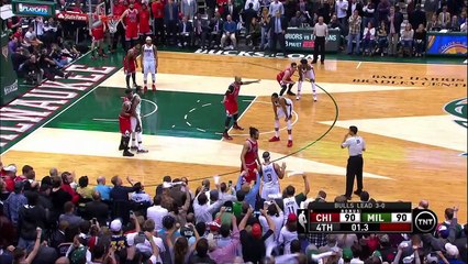 Jerryd Bayless sauve les Bucks au buzzer !