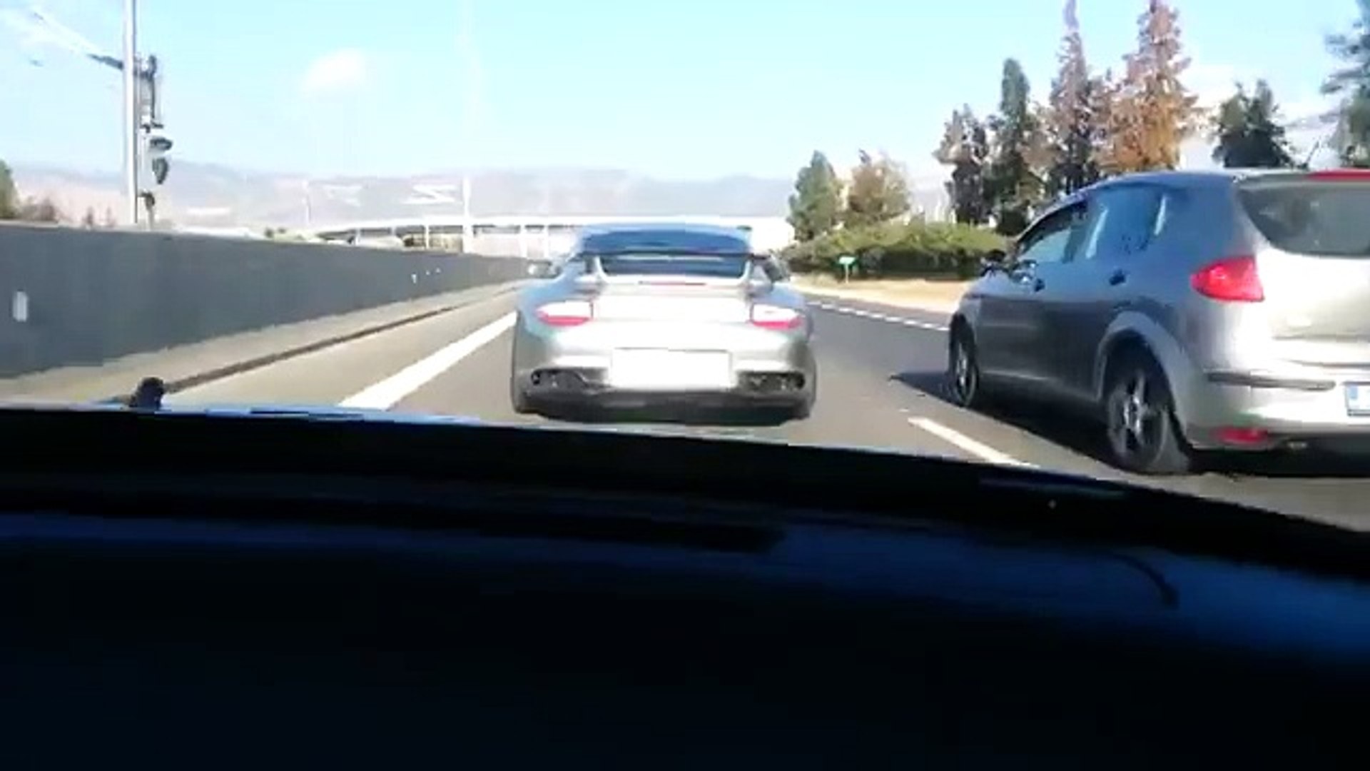 ⁣Vieille Lada contre une Porsche