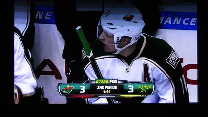 Zach Parise crache sur une Ice Girl et sa réaction est marrante !