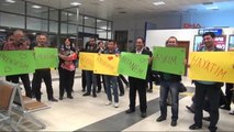 Adana Polis Memuru, Adana Havalimanı'nda Sevgilisine Böyle Evlilik Teklif Etti
