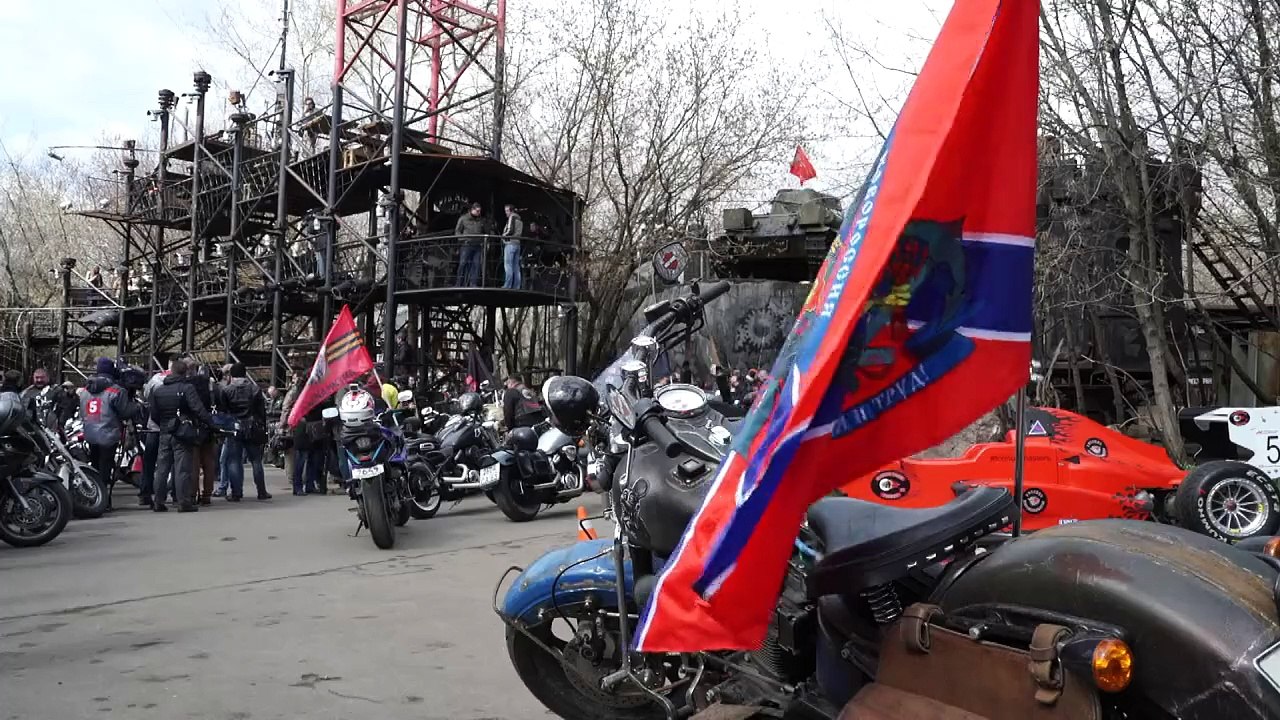 Des motards russes célèbrent la victoire de l'Armée rouge en tentant de rejoindre Berlin