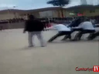 İp koptu, öğretmenler yere yığıldı