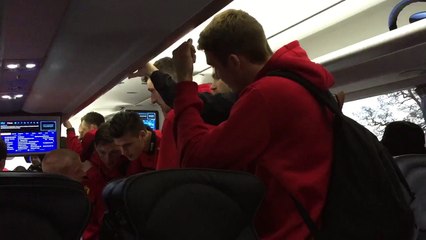 Ils apprennent leur montée en Premier League dans le bus !