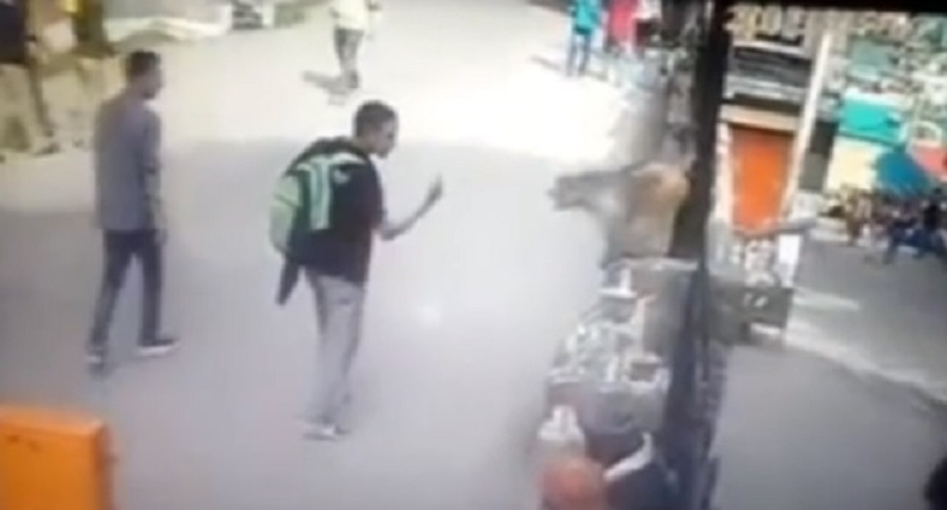 Il fait un doigt d’honneur à un singe et va le regretter