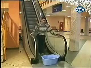 Yürüyen merdivende leğende su şakası