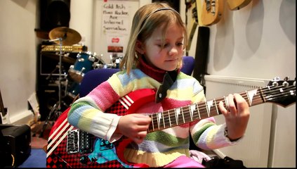 7 year old Mini Band guitarist Zoe Thomson plays Sweet Child O Mine by Gun' 'N Roses