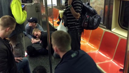 Download Video: Policier suédois en vacances VS bagarre dans le métro de New York : leçon de combat!