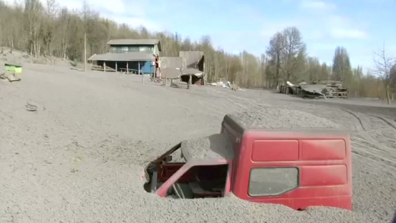 Au Chili, les habitations enterrées sous les cendres du volcan Calbuco