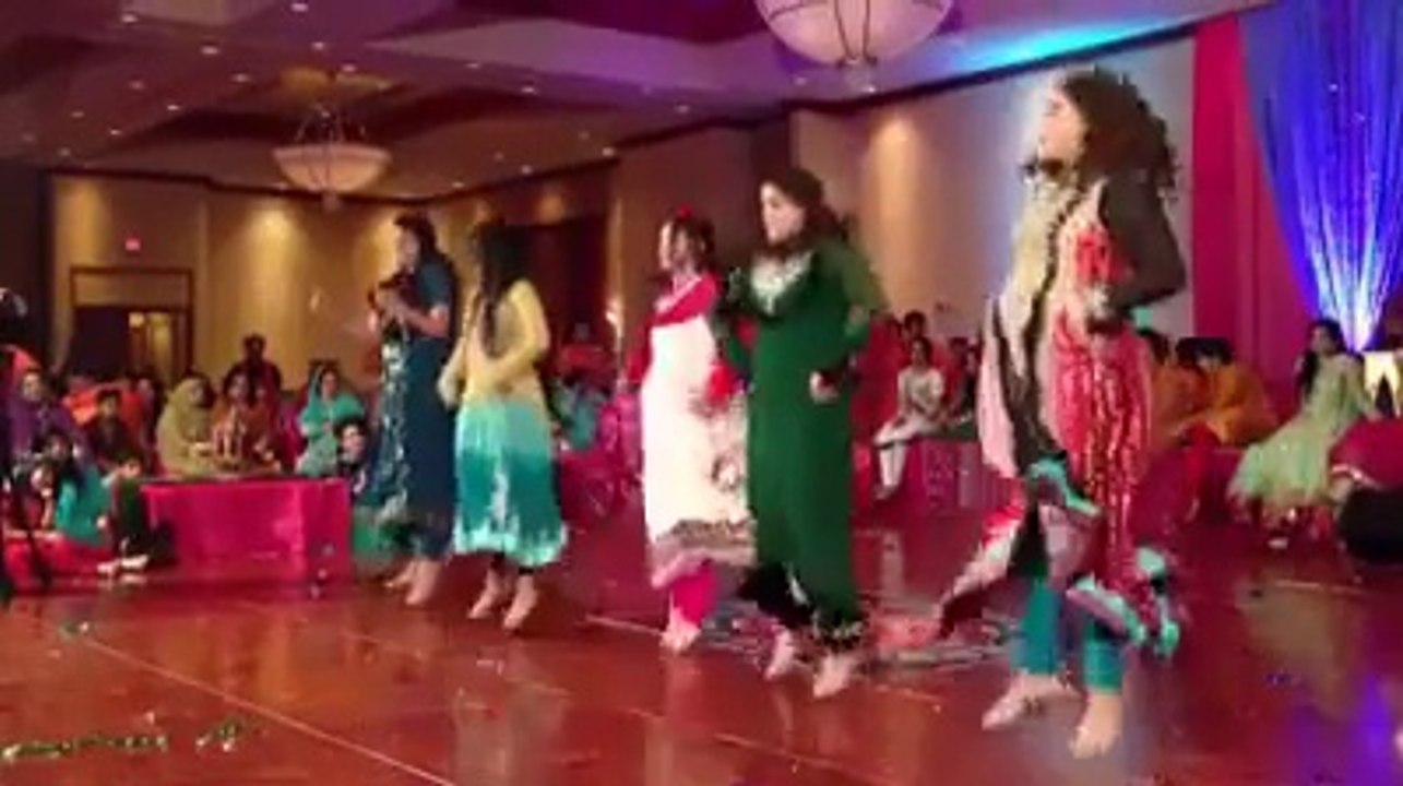 Pakistani Mehandi Dance By Cute Girls