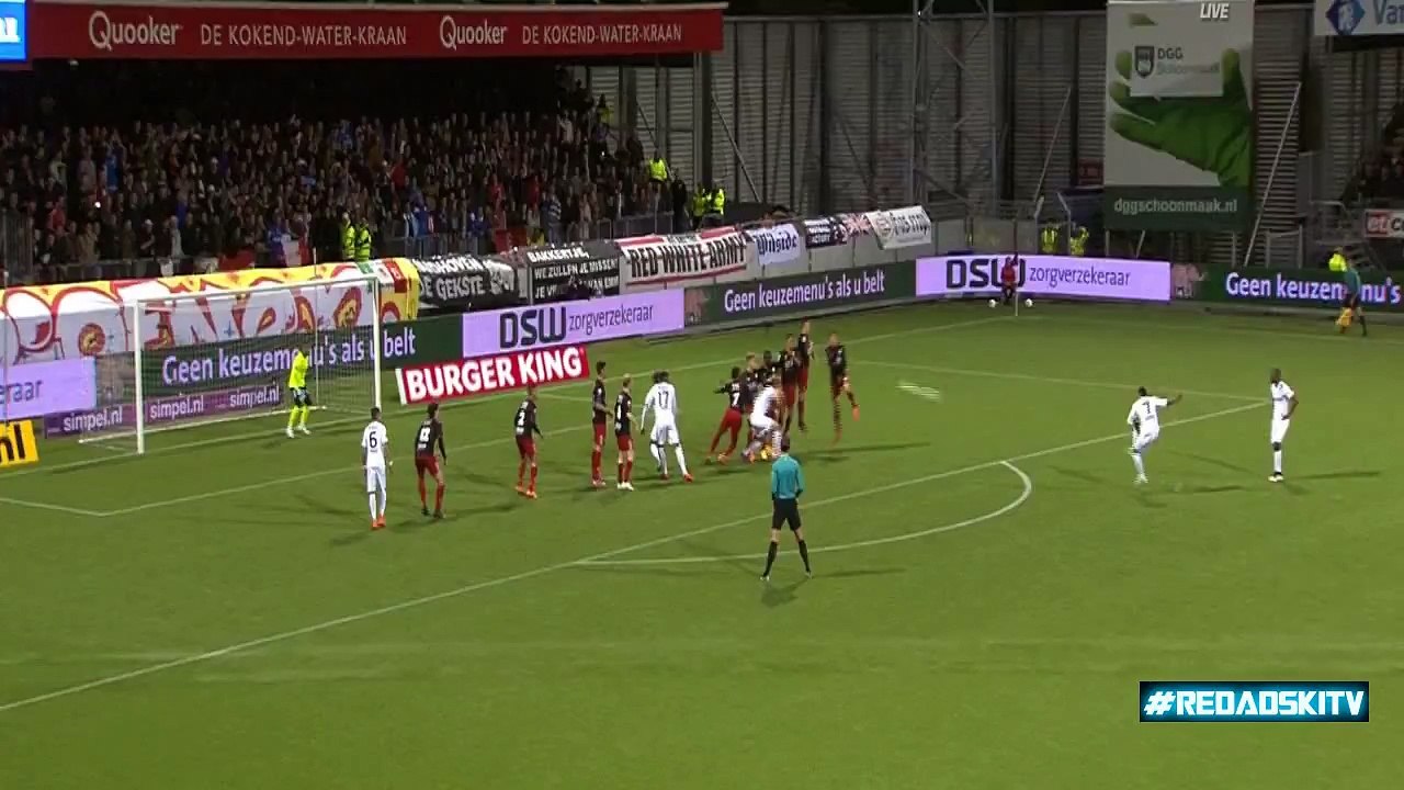 Memphis Depay marque encore sur coup franc !