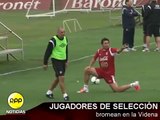 Juan Vargas y Paolo Guerrero bromean con Claudio Pizarro en los penales
