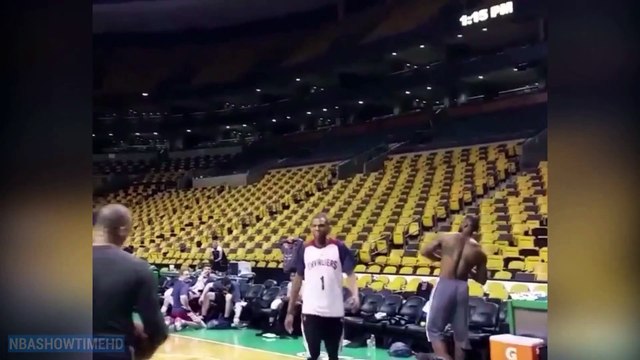 Les incroyables paniers de LeBron James & Dwight Howard à l'entraînement
