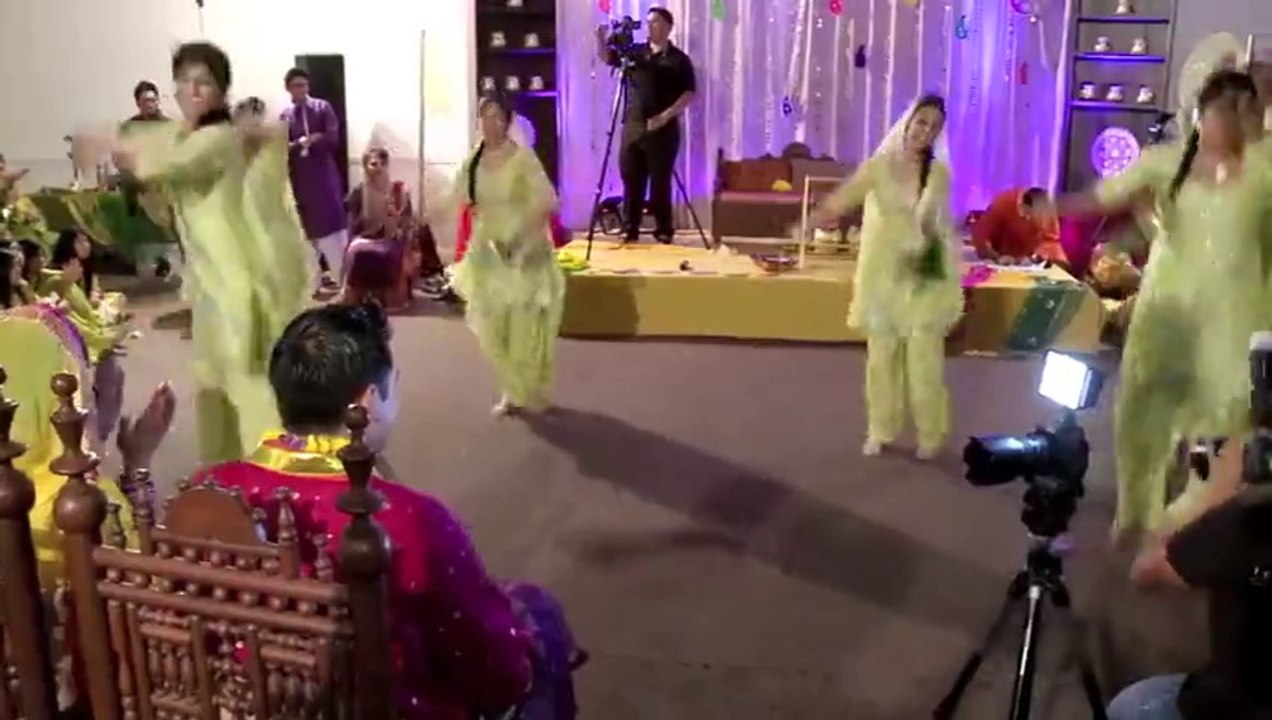 Apne To Jaise Taise Wedding Mehndi Group Battle Girls vs Boys