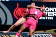 Chris Hala'ufia met un énorme plaquage à un streaker !