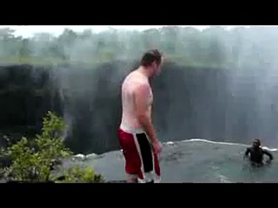Une piscine au sommet des chutes victoria