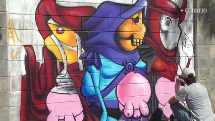 Grafiteiros colorem muro de um quilômetro