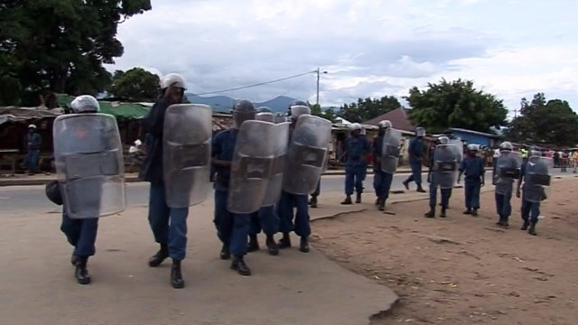 Polícia mata dois manifestantes em protestos no Burundi