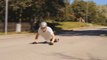 Un rider évite une chute bien violente en Skateboard : talentueux!
