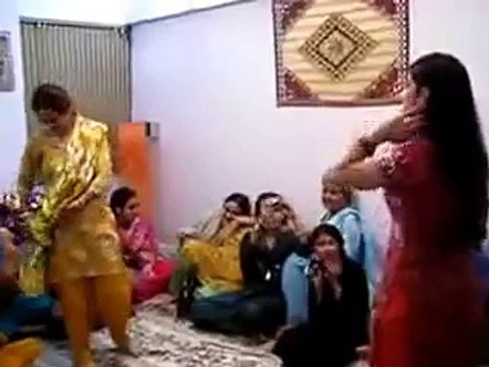 Pakistani Mehndi Girls Dance