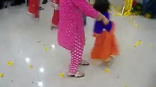 Baby dance on pakistani wedding.AVI_2