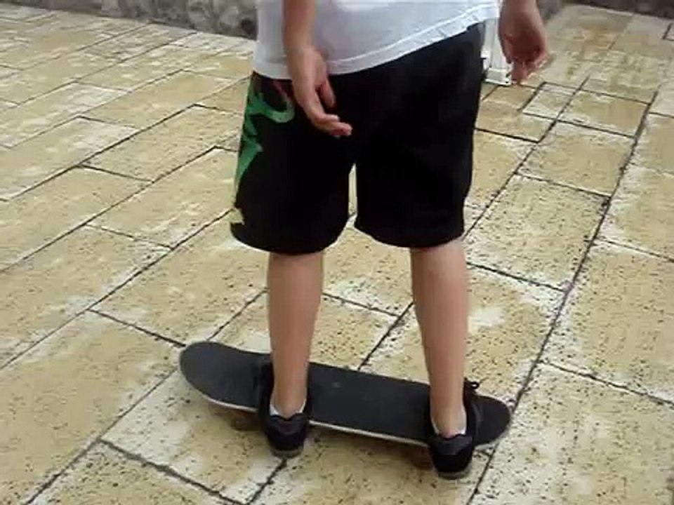 SKATEBOARD TRICKS FOR BEGINNERS