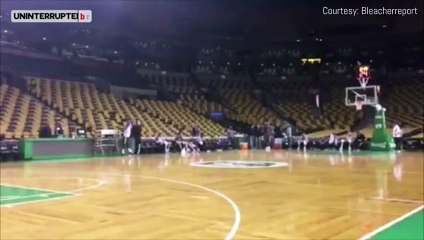 LeBron James Marque un Panier de Dingue de l'autre Bout du Terrain !