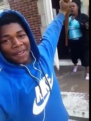 Il se Prend en Selfie Vidéo pendant que sa Mère se Bat avec sa Copine