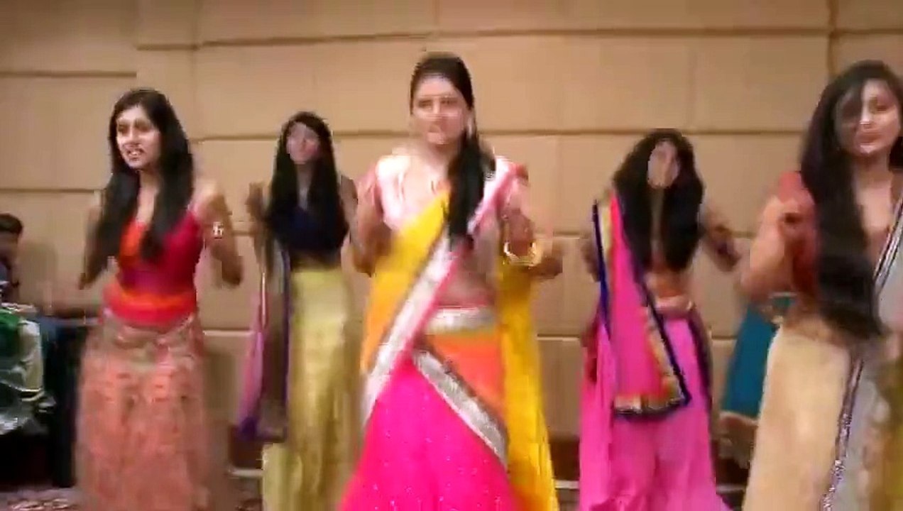 Mehndi Dance on Radha Song - Must Watch
