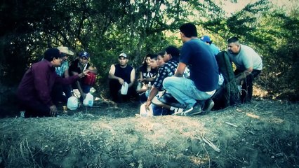 HAMBRE SED Y MUERTE EN EL DESIERTO  (LA RAZA DE ACERO) (la pelicula)  --TRAILER OFICIAL HD.