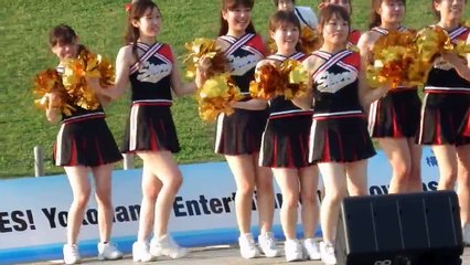 ミニスカートでチアダンス