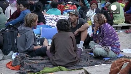 وحشت از پس لرزه ها شهروندان کاتماندو را روانه خیابانها کرده است