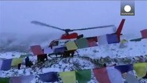 Sull'Everest condizioni critiche per i sopravvissuti a valanga sul campo base