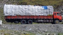 Amazing Trucks on extreme roads in China, Himalayas