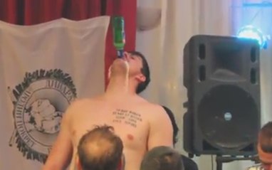 Darko Milicic (ex-NBA) fait boire ses tatouages...